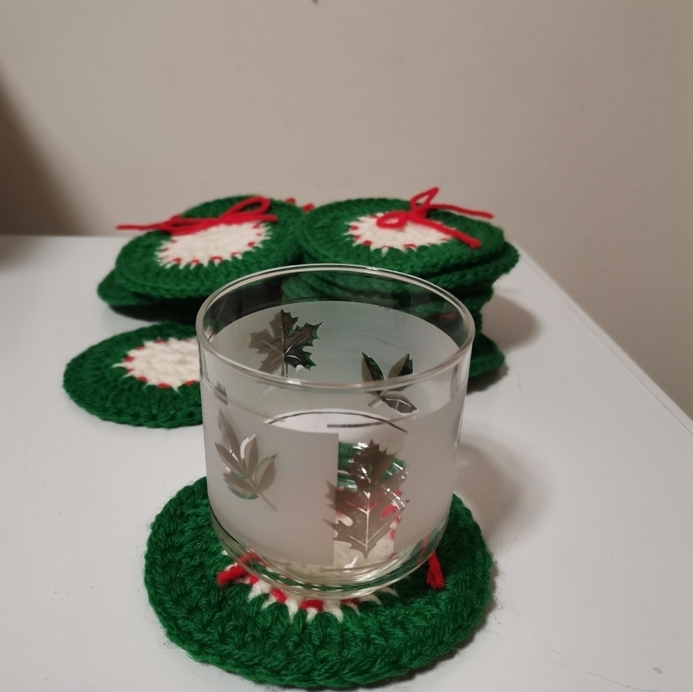 CHRISTMAS  ROUND HANDMADE VINTAGE CROCHET COASTERS RED, WHITE & GREEN, SET OF 17 - Picture 3 of 6